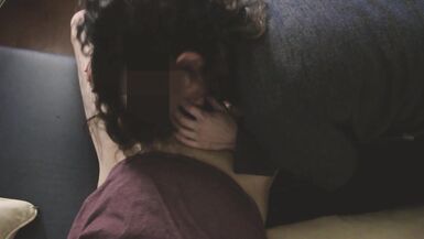 Elle est allée trop loin ! Elle a baisé le fils de son amie et la même sucé jusquà ce quil lui jouisse au visage. 3/3 - 4 image