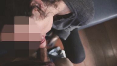 Elle est allée trop loin ! Elle a baisé le fils de son amie et la même sucé jusquà ce quil lui jouisse au visage. 3/3 - 6 image