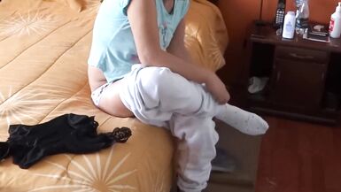 Première fois que nous nous masturbons avec notre beau-fils et quil jouit sur mes seins avec sa belle bite.