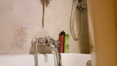 En espionnant ta belle-mère italienne sous la douche, tu es un beau-fils tellement chanceux !