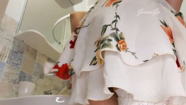 la chatte très poilue est devenue très serrée sans sexe, cest pourquoi jai à peine pénétré le vagin avec mon gode en verre, il est si glissant que jai été rapidement excitée et jai fini par gicler et gémir beaucoup milf chaude se masturbe passionnément et