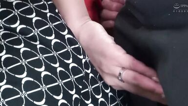 Les seins dune femme mariée collent au corps dun étudiant dans un bus bondé ! Le désir sexuel de la femme est enflammé par la bite - 4 image