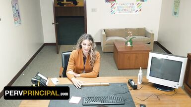 Perv Principal - La belle-mère Mandy Rhea fait un sale marché et reçoit un énorme coup de pied de la part dun directeur décole.