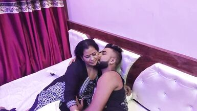 Tante en chaleur baisée par son petit ami indien