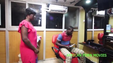La fantasía en la peluquería con la guapa vecinita sexy siendo lamida y follada por su peluquero públicamente delante de los clientes.  El barbero sexy con una barba bien cuidada negro y una gran polla. costo. exclusivo en xvideos en el africano Bi. - 3 image
