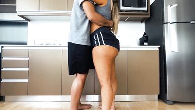 Caliente madrastra got cachonda en la cocina y follada su stepson - 2 image