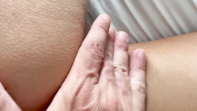 Le sexe du matin commence par une fellation sensuelle et se termine par une fellation inversée et du sperme dans une chatte crémeuse. - 2 image