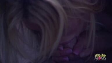 Une belle blonde inexpérimentée avec de gros seins aime chevaucher une bite dans la cuisine. - 1 image