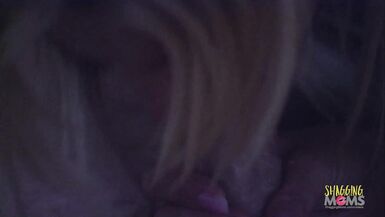 Une belle blonde inexpérimentée avec de gros seins aime chevaucher une bite dans la cuisine. - 10 image