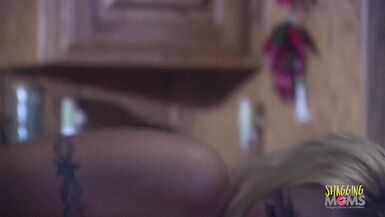 Une belle blonde inexpérimentée avec de gros seins aime chevaucher une bite dans la cuisine. - 13 image