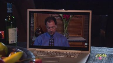 Une belle blonde inexpérimentée avec de gros seins aime chevaucher une bite dans la cuisine. - 2 image