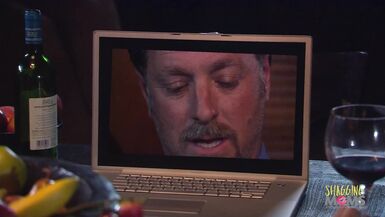 Une belle blonde inexpérimentée avec de gros seins aime chevaucher une bite dans la cuisine. - 4 image