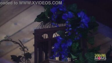 Une belle blonde inexpérimentée avec de gros seins aime chevaucher une bite dans la cuisine. - 8 image