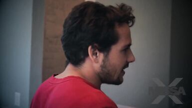 Une belle histoire de sexe entre une mère sexy et un beau-fils inexpérimenté