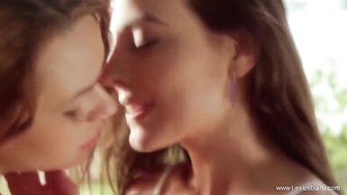 Les petites amies bronzées aiment le plein air et le sexe