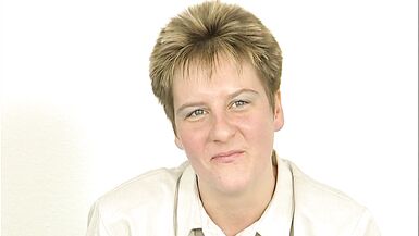 Sie kommt zum Dildo testen und lutscht dem Kameramann seinen Schwanz - 2 image