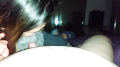 Asiatique Fellation Reine Suçant Bite et Boules avec Énorme Éjaculation dans la Bouche - 4 image