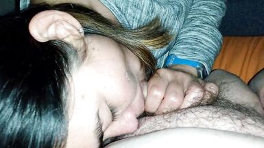 Asiatique Fellation Reine Suçant Bite et Boules avec Énorme Éjaculation dans la Bouche - 9 image