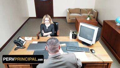 Perv Principal - Petite Stiefmutter Vivianne DeSilva befriedigt den Kinky Principal, um eine Ausweisung zu vermeiden - 4 image