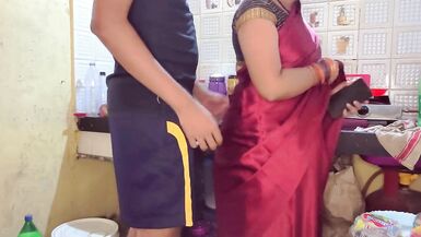 Partie 2, belle-mère indienne sexy surprise par son beau-fils alors quelle parlait à son petit ami