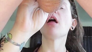 Горячая MILF сосет небрежный член между ног - 2 image