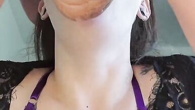 Горячая MILF сосет небрежный член между ног - 3 image