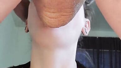 Горячая MILF сосет небрежный член между ног - 8 image