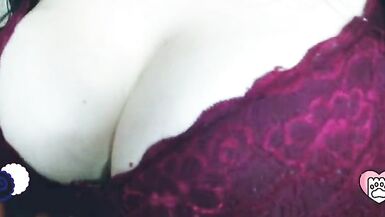 Sa belle-mère touche ses gros seins. Qui veut lui donner du sperme