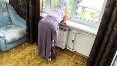 Une femme dâge mûr a regardé par la fenêtre et a rêvé de sexe anal et a reçu une bite dans son gros cul. - 2 image