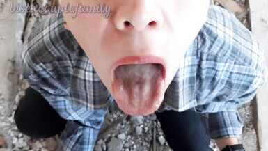 éjaculation dans la bouche dune cowgirls dans un club abandonné