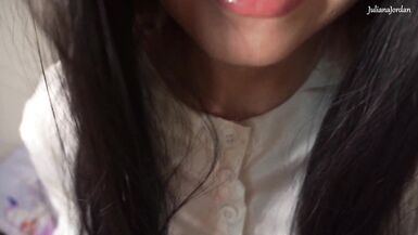 Une belle maman a décidé de se branler sur un porno, mais son fils la surprise au moment où ses doigts ont plongé dans sa chatte.