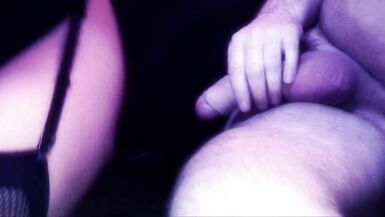 Büyük memeli esmer milf sikikleri ve yeni patron için handjob verir - 9 image