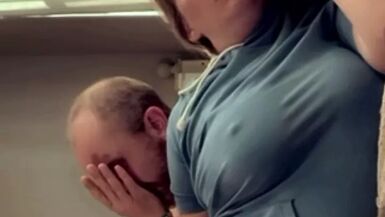 Une fille sexy se réveille pour un jeu anal, un rimming et un sexe anal, du sperme dans le cul.