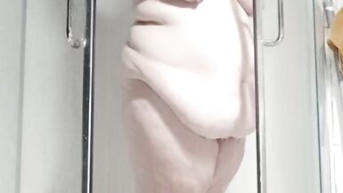 Fat mama shower time - 7 image