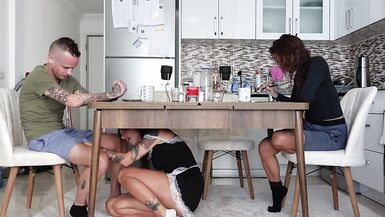Il a baisé la femme de ménage devant sa femme ! Une très belle catin ! - 3 image