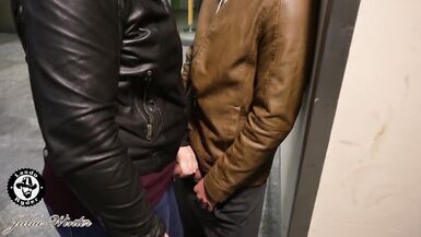 ¡¡2 alemanes FUCKING en una estación de tren!! - 3 image