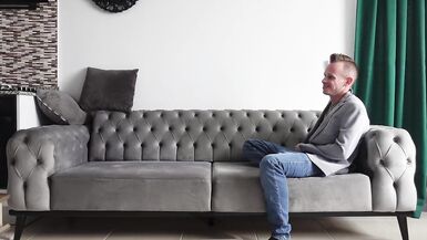 ¡El marido mira a su puta esposa siendo follada por un amigo! - 4 image