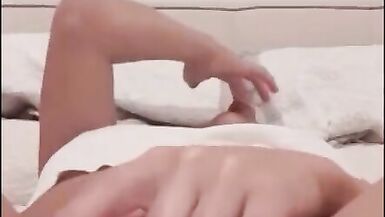 Meine Frau Key masturbiert zum Orgasmus - 2 image