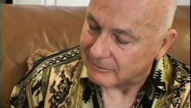 Des vieux sales baisent une milf poilue ! (Linoubliable Porn Emotions en version HD restyling) - 1 image