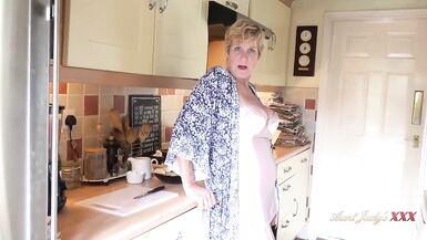 AuntJudysXXX - 58歳巨乳熟女主婦Mollyがキッチンであなたのチンコをしゃぶる (POV) - 2 image