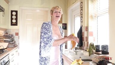 AuntJudysXXX - 58歳巨乳熟女主婦Mollyがキッチンであなたのチンコをしゃぶる (POV) - 5 image