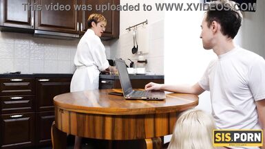 СИСПОРН. Ужин с мамой заставляет сводных братьев и сестер быть в настроении для быстрого секса