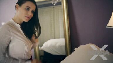 Une mère aux seins laiteux a besoin dune grosse bite de beau-fils dans sa chatte