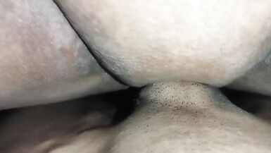 Une femme sexy baise son mari le matin