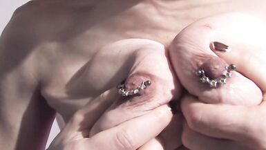 La MILF allemande en chaleur aime se salir dans le salon