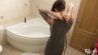 Gabriella Gucci, cheveux courts, baisée dans la salle de bain par une bite française - 10 image