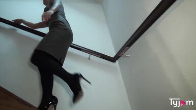 Gabriella Gucci, cheveux courts, baisée dans la salle de bain par une bite française - 8 image