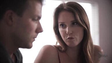 Une mère sexy séduit son beau-fils dans la nuit