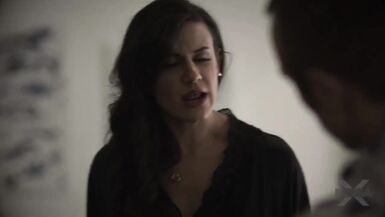 Une mère en chaleur est prête à baiser avec son fils dans la nuit noire.