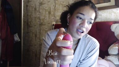 Ebony MILF slut fingers her holes with long nails - 7 image